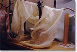 カンポウジュというタイの黄繭糸とすずしを使ったもので、
黄繭糸特有のワイルド感が特徴です。